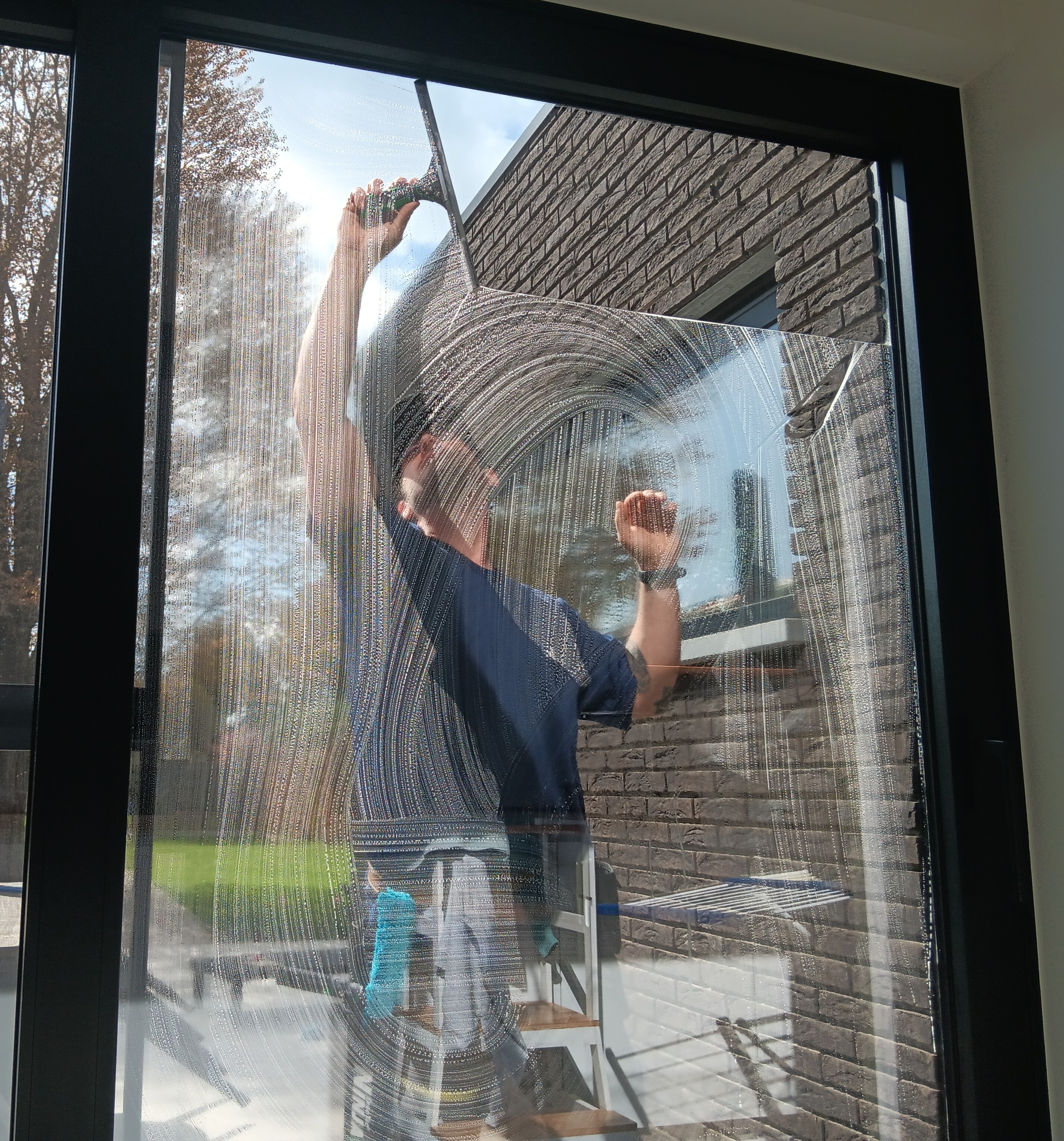 Raam poetsen met aftrekker